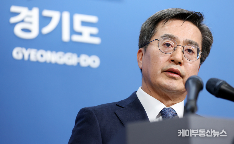 김동연 경기도지사가 4일 오후 경기도청 브리핑룸에서 압수수색 관련 긴급 브리핑을 하고 있다.