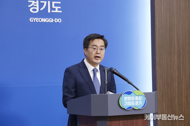 김동연 경기도지사가 4일 오후 경기도청 브리핑룸에서 압수수색 관련 긴급 브리핑을 하고 있다.