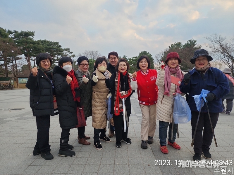  이혜련 위원장(오른쪽 세번째)이 '서호저수지 정화와 건강지킴 봉사활동'에 참여한 시민들과 화이팅을 외치고 있다.