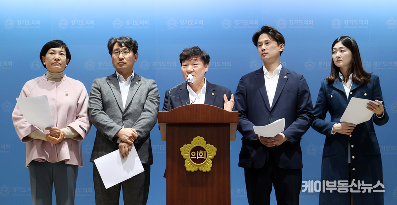 경기도의회 더불어민주당, “경기도청에 대한 무분별하고 무도한 압수수색 규탄" 성명 발표 (사진 왼쪽부터 - 경기도의회 이채명 의원(대변인, 안양6) · 조성환 의원(수석부대표, 파주2) · 남종섭 대표의원(용인3) · 황대호 의원(수석대변인, 수원3) · 장윤정 의원(대변인, 안산3))