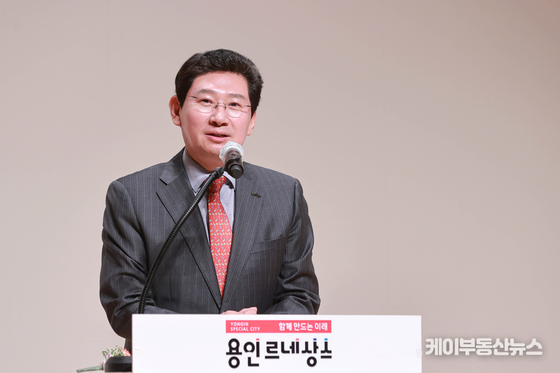 이상일 용인특례시장이 8일 시청 에이스홀에서 열린 용인시 새마을지도자 대회에서 인사말을 하고 있다.