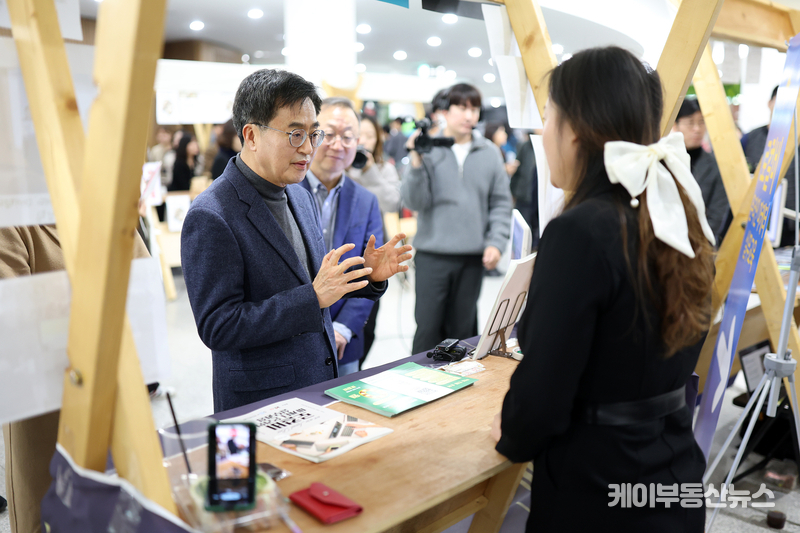 9일 경기도청 1층 다산홀에서 열린 2023년 경기청년 갭이어 페어에서 김동연 경기도지사가 갭이어 프로젝트 전시 부스 라운딩 하며 청년들과 소통을 하고 있다.