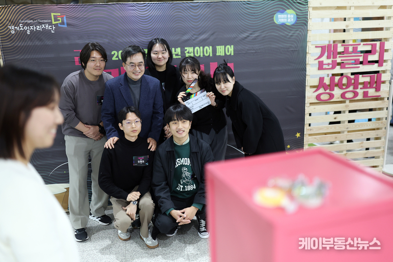 9일 경기도청 1층 다산홀에서 열린 2023년 경기청년 갭이어 페어에서 김동연 경기도지사가 갭이어 프로젝트 전시 부스 라운딩 하며 청년들과 소통을 하고 있다.