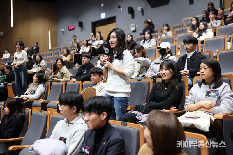 9일 경기도청 1층 다산홀에서 열린 2023년 경기청년 갭이어 페어에서 김동연 경기도지사가 청년들과 소통의 시간을 갖고 있다.