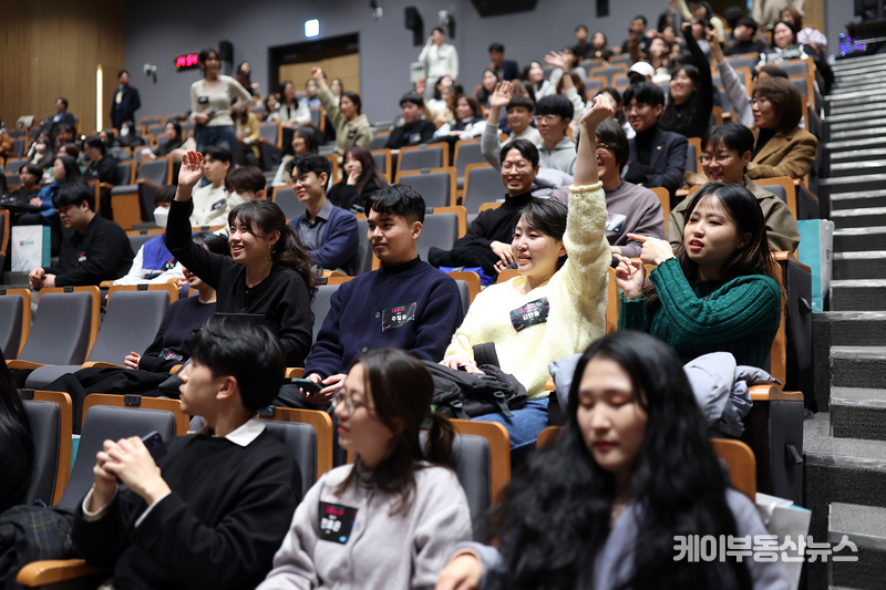 9일 경기도청 1층 다산홀에서 열린 2023년 경기청년 갭이어 페어에서 김동연 경기도지사가 청년들과 소통의 시간을 갖고 있다.