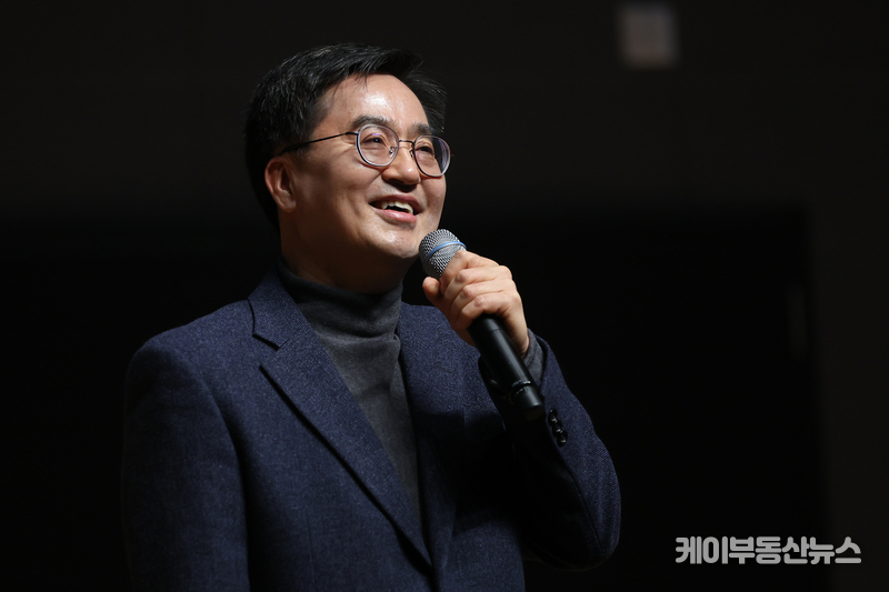 9일 경기도청 1층 다산홀에서 열린 2023년 경기청년 갭이어 페어에서 김동연 경기도지사가 청년들과 소통의 시간을 갖고 있다.