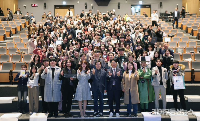 9일 경기도청 1층 다산홀에서 열린 2023년 경기청년 갭이어 페어에서 김동연 경기도지사 및 2023년 갭이어(1기,2기) 참여 청년 등이 기념촬영을 하고 있다.