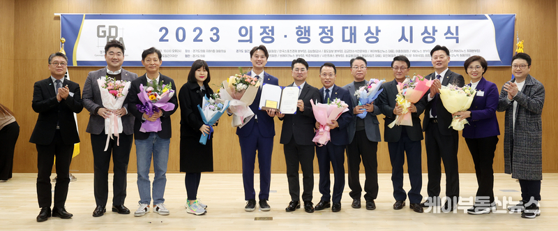 수상자의 기쁨을 함께 나누고 있다.