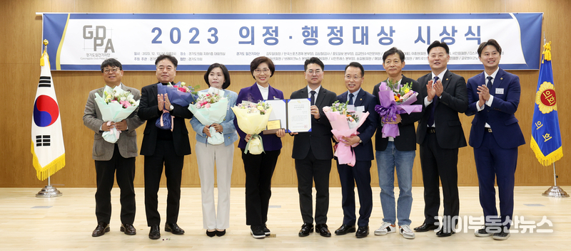 수상자의 기쁨을 함께 나누고 있다.