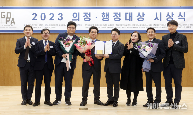 수상자의 기쁨을 함께 나누고 있다.
