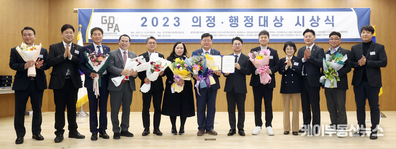 수상자의 기쁨을 함께 나누고 있다.