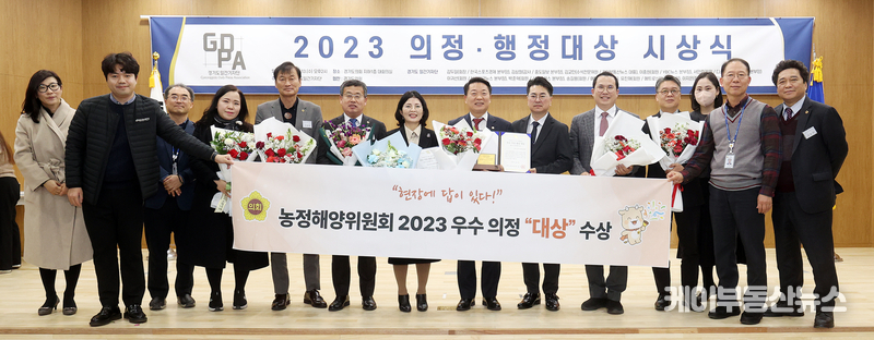 수상자의 기쁨을 함께 나누고 있다.
