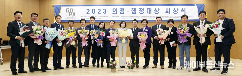 수상자의 기쁨을 함께 나누고 있다.