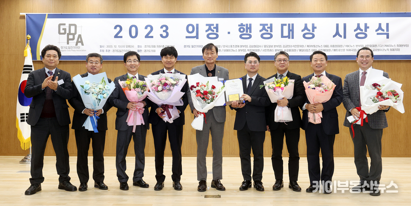 수상자의 기쁨을 함께 나누고 있다.