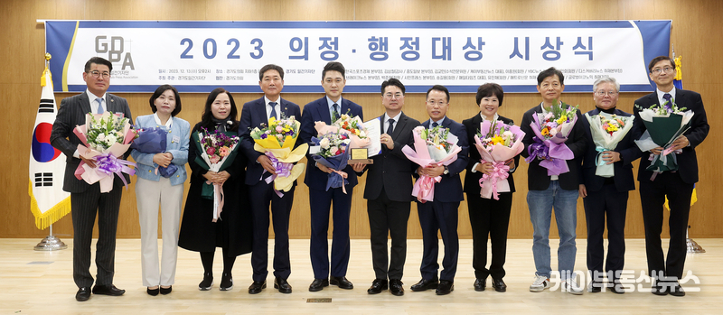 수상자의 기쁨을 함께 나누고 있다.