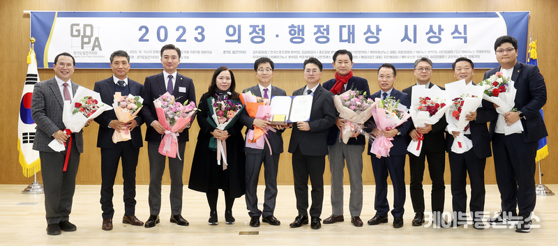 수상자의 기쁨을 함께 나누고 있다.