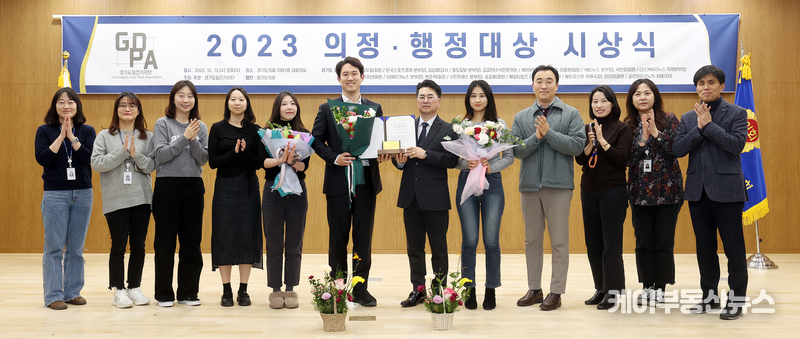수상자의 기쁨을 함께 나누고 있다.