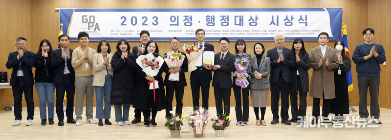 수상자의 기쁨을 함께 나누고 있다.