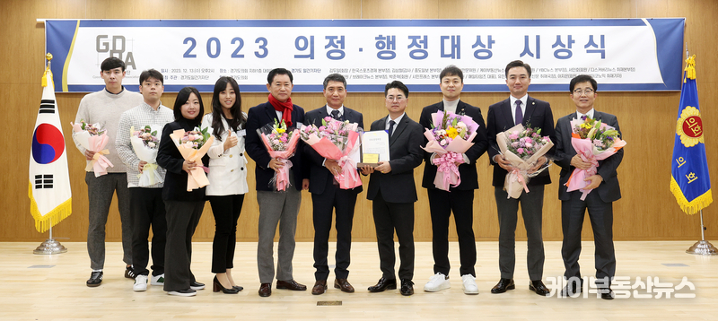 수상자의 기쁨을 함께 나누고 있다.