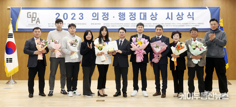 수상자의 기쁨을 함께 나누고 있다.