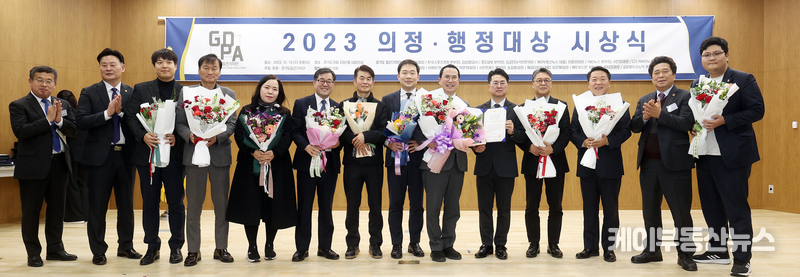 경기도의회 동료의원들과 이재형 수원특례시의원 등이 수상의 기쁨을 함께하고 있다.