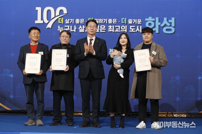 화성시, 인구 100만 돌파 100만 번째 시민증서 전달식 가져
