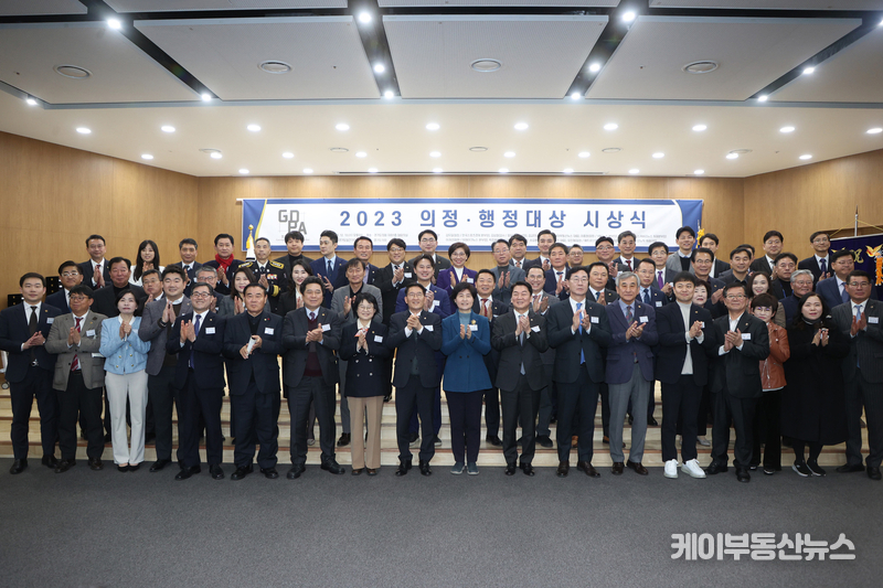 경기도일간기자단 주관 '2023년 의정・행정대상' 시상식에 참석한 안철수・백혜련 국회의원과 정명근 화성시장, 경기도의회 의원 및 수원특례시의회 의원 등 참석자들이 기념촬영을 하고 있다.