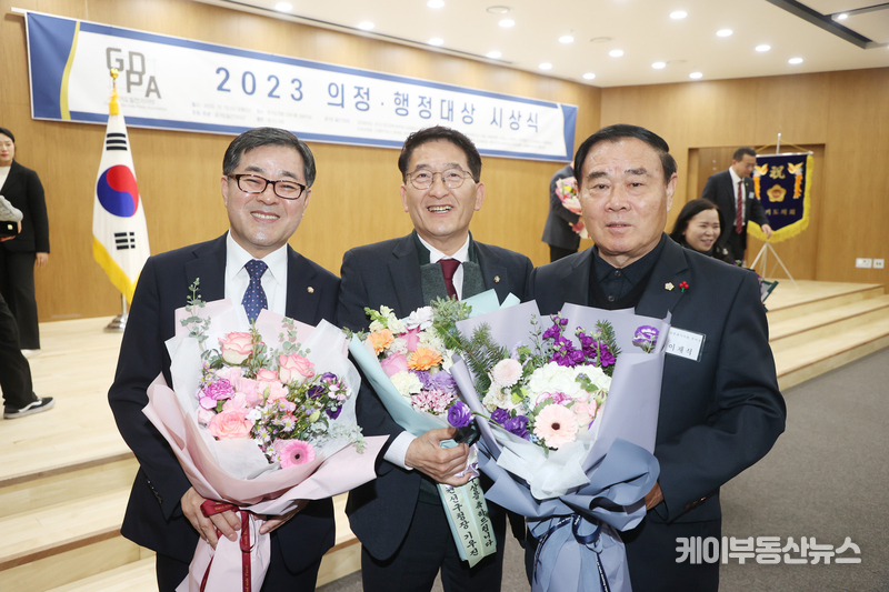 경기도일간기자단 주관 '2023년 의정・행정대상' 시상식에서 수원특례시의회 김기정 의장(가운데)과 이재식 부의장(오른쪽), 이재형 의원(왼쪽)이 수상 후 기념촬영을 하고 있다.
