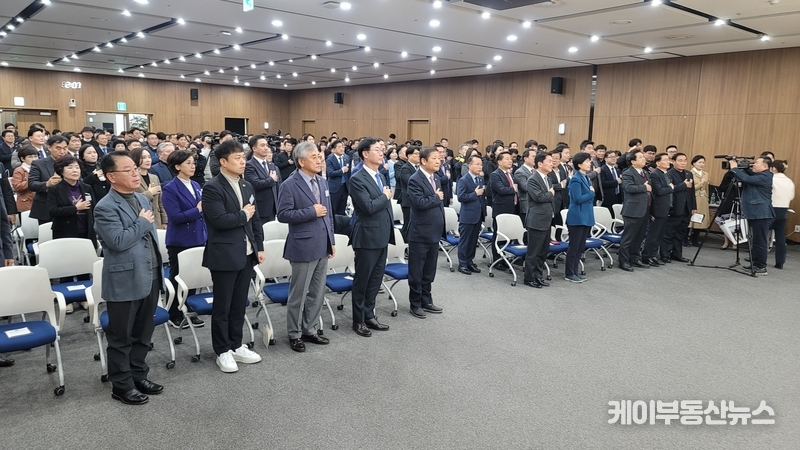 시상식 참석자들이 국민의례를 하고 있다.