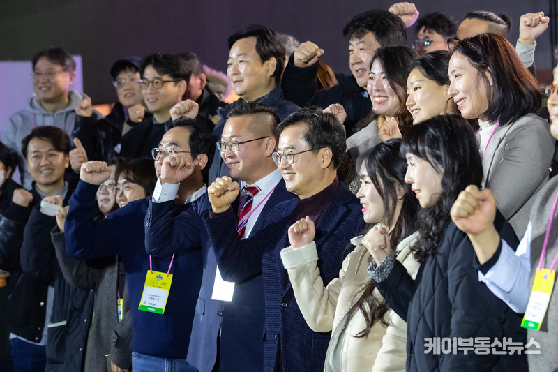 김동연 경기도지사가 크리에이터 참가자들과 기념촬영을 하고 있다.