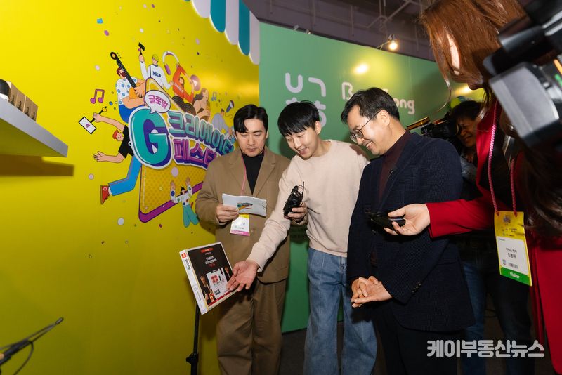 김동연 경기도지사가 콘텐츠 기업 제품들을 둘러보고 있다.