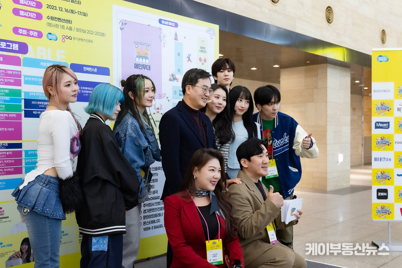 김동연 경기도지사가 크리에이터 참가자들과 기념촬영을 하고 있다.