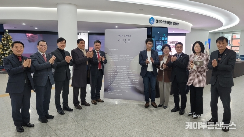 경기도의회에 깃든 ‘둥근달’ 명장 이청욱 개인전 ‘관계-잇고 있다.’ … 김규창·서광범 의원 초청 ‘조선백자’ 작품전시회 열려 / 김교민 기자