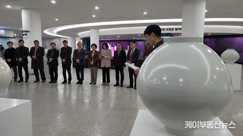 이청욱 명장이 인사말을 하고 있다. (사진 오른쪽부터 - 경기도의회 국민의힘 김정호 대표의원(광명1)과 이석균 의원(남양주1, 문화체육관광위원회), 이혜원 의원(양평2, 문화체육관광위원회), 이애형 의원(수석대변인, 수원10, 여성가족평생교육위원회), 이오수 의원(수원9, 농정해양위원회), 서광범 의원(여주1, 농정해양위원회), 방성환 의원(성남5, 농정해양위원회), 김규창 의원(여주2, 경제노동위원회), 김영기 의원(정무수석, 의왕1, 여성가족평생교육위원회), 김근용 의원(평택6, 기획재정위원회))