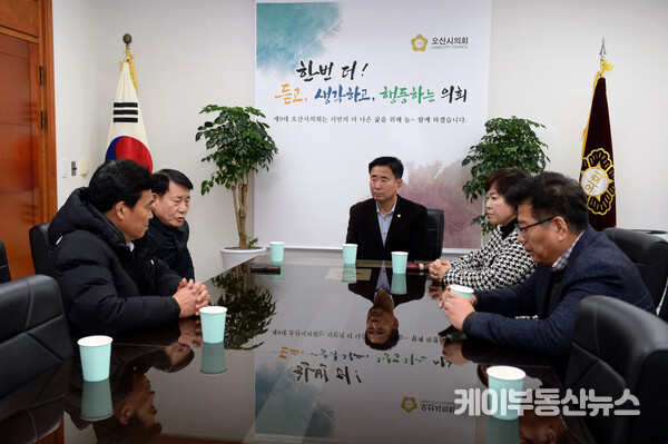 오랜 기간 갈등을 겪었던 오산시의회와 체육회의 화해는 서로를 존중하는 화해의 정치 본보기로 앞으로 협치와 소통을 통해 더 나은 방향으로 나아가며 지역 체육 발전은 물론 나아가 오산시 발전에 기여 할 것이라는 기대감을 주고 있다./ 오산시의회 제공