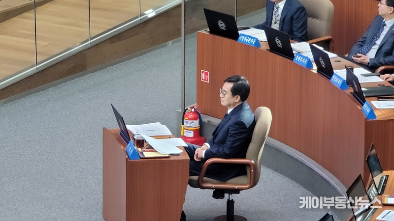 김동연 경기도지사가 본회의장에서 경청하고 있다. / 김교민 기자