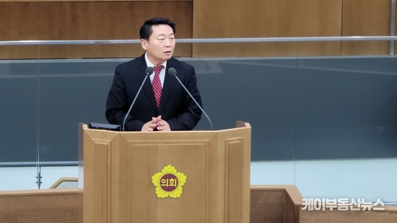 공인노무사 출신 경기도의회 방성환 의원(국민의힘, 성남5, 농정해양위원회)이 경기도 공무직과 기간제근로자의 근로계약서의 독소조항과 문제조항에 대해 지적했다. / 김교민 기자