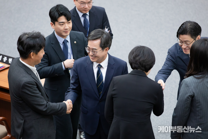 김동연 경기도지사가 2024년도 예산안 통과 후 경기도의회 의원들과 인사를 나누고 있다.