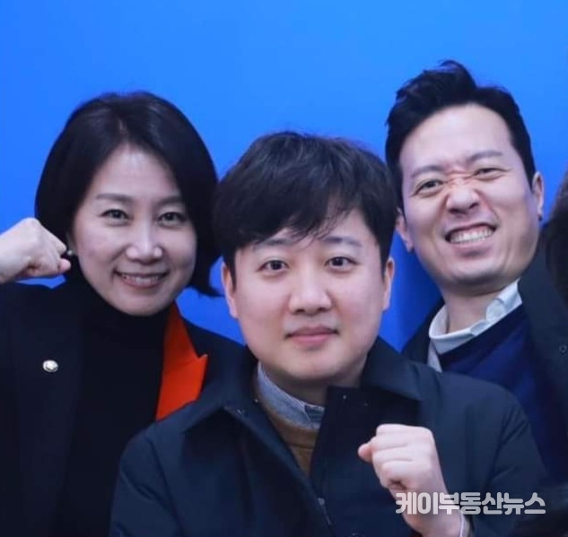 경기도의회 국민의힘 이기인 의원(사진 오른쪽에서 첫번째), “이준석 신당합류”... 도의회 다당제로 변화되나 촉각 / 사진 - 이기인 경기도의원 SNS 캡쳐