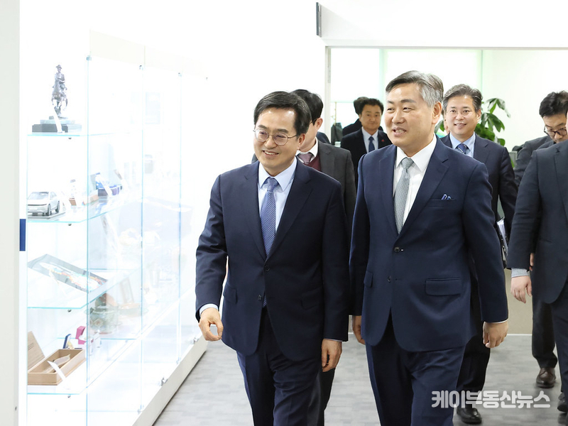 22일 오후 김동연 경기도지사, 김관영 전라북도지사가 경기-전북 상생협력 2차 업무협약식 장소로 이동하고 있다.