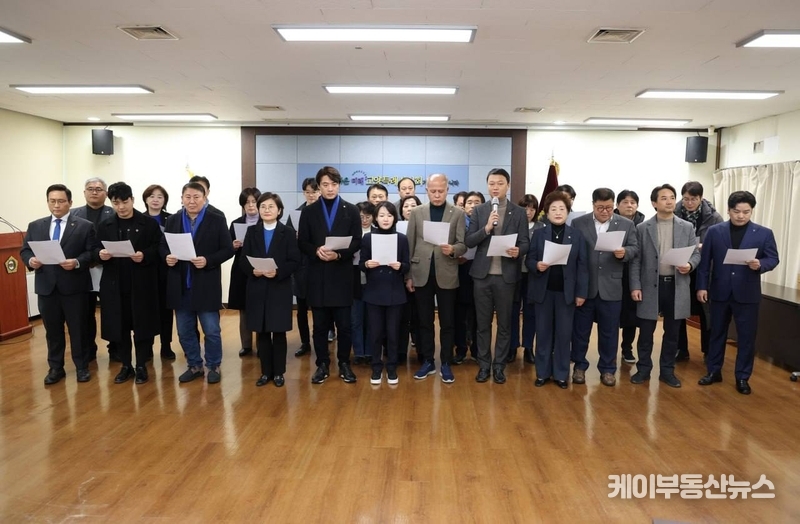 26일 더불어민주당 고양시 지역정치인들이 “국민의힘 소속 단체장, 신천지 소유 건물 꼼수 용도변경 규탄” 성명을 발표하고 있다. / 더불어민주당 홍정민 의원실 제공