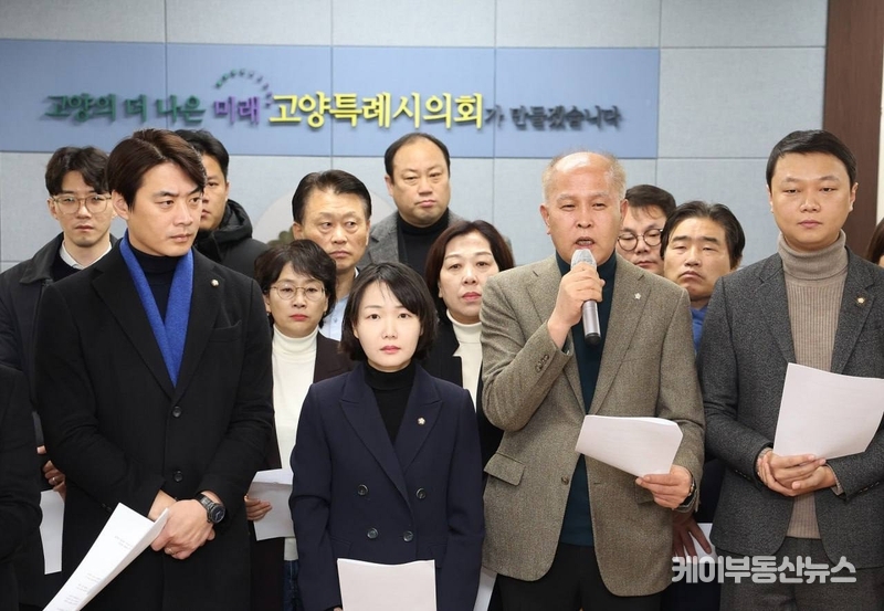 26일 더불어민주당 고양시 지역정치인들이 “국민의힘 소속 단체장, 신천지 소유 건물 꼼수 용도변경 규탄” 성명을 발표하고 있다. (발언하는 이용우 국회의원) / 더불어민주당 홍정민 의원실 제공