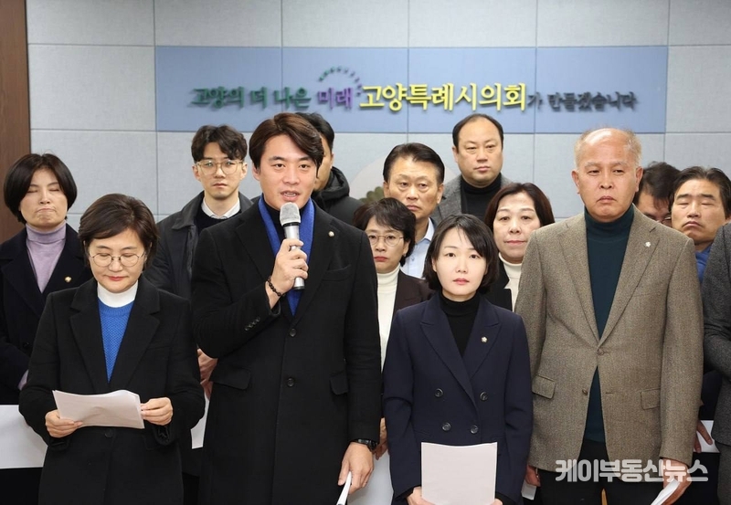 26일 더불어민주당 고양시 지역정치인들이 “국민의힘 소속 단체장, 신천지 소유 건물 꼼수 용도변경 규탄” 성명을 발표하고 있다. (발언하는 한준호 국회의원) / 더불어민주당 홍정민 의원실 제공