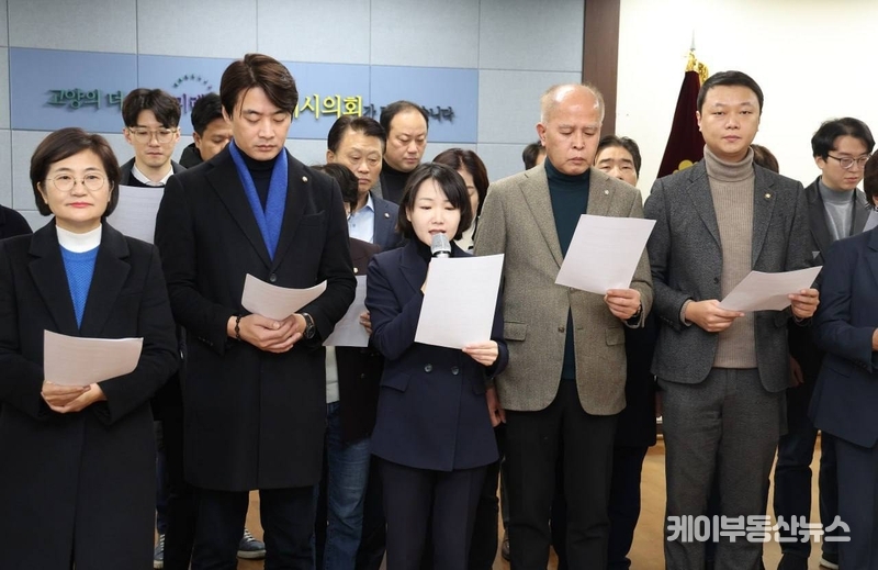 26일 더불어민주당 고양시 지역정치인들이 “국민의힘 소속 단체장, 신천지 소유 건물 꼼수 용도변경 규탄” 성명을 발표하고 있다. (발언하는 홍정민 국회의원) / 더불어민주당 홍정민 의원실 제공
