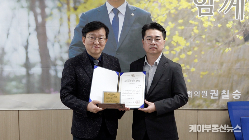 권칠승 국회의원이 경기도일간기자단(회장 김두일, 사진 오른쪽) 선정 ‘자치분권 발전 특별상’을 수상했다. / 김교민 기자