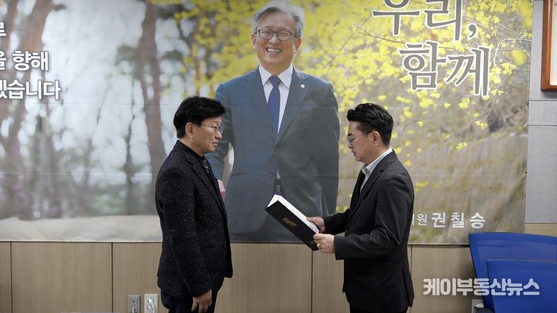 권칠승 국회의원이 경기도일간기자단(회장 김두일) 선정 ‘자치분권 발전 특별상’을 수상했다. / 김교민 기자