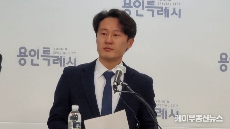 2차례나 연달아 지역 국회의원이 불출마하는 상황은 민주당에 대한 배신감으로 이어지며 지역 내 민주당 측 지지여론이 상당수 흔들리고 있는 분위기다. / 지난 13일 용인특례시청에서 기자회견을 진행 중인 이탄희 국회의원. - 김교민 기자