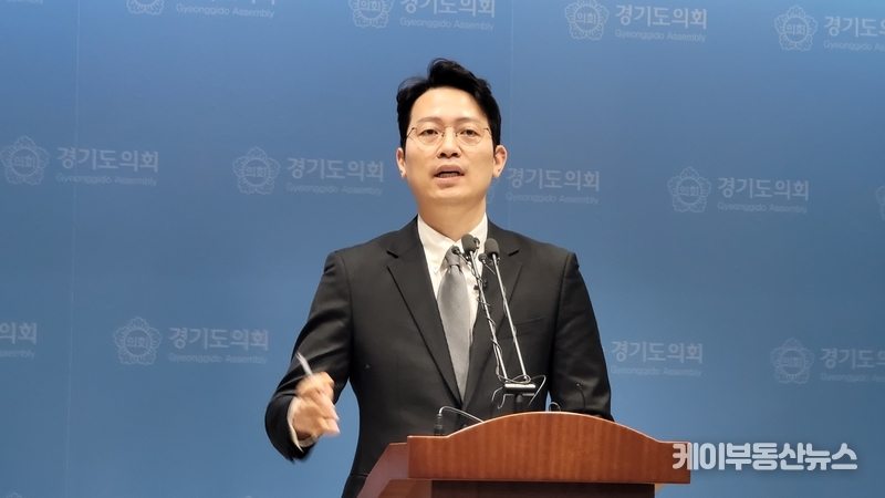 이기인 경기도의회 의원이 총선 출마시 도의원 지역구인 분당 (갑) 지역을 염두에 두고 있는지에 대한 질문에 답변하고 있다. / 김교민 기자