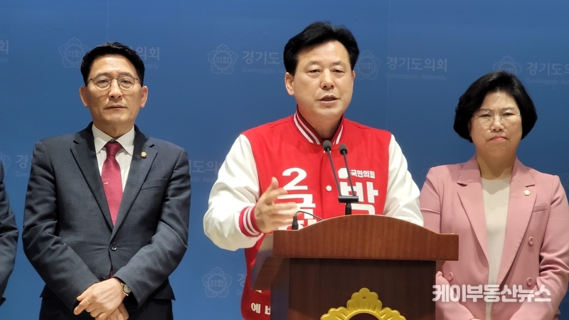 박재순 국민의힘 수원 (무) 당협위원장이 제22대 총선 출마 기자회견을 하고 있다. (사진 왼쪽부터 – 수원특례시의회 김기정 의장, 박재순 위원장, 경기도의회 이애형 의원) / 김교민 기자