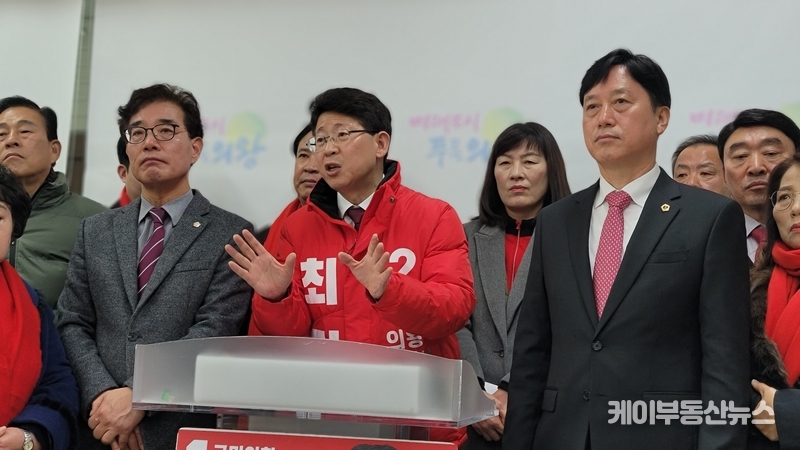 최기식 국민의힘 의왕과천당원협의회 위원장이 8일 오전 11시 의왕시청 브리핑룸에서 22대 총선 출마 기자회견에서 발언을 하고 있다. / 김교민 기자 